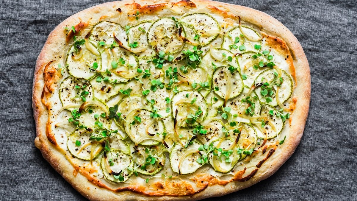 Pizza blanche aux courgettes et ricotta